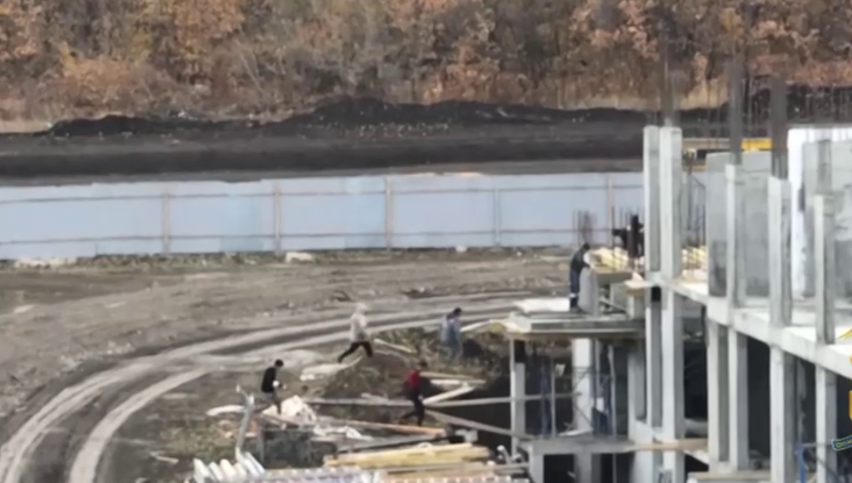 Работавшие на стройке в Саратове нелегалы попытались сбежать от полиции